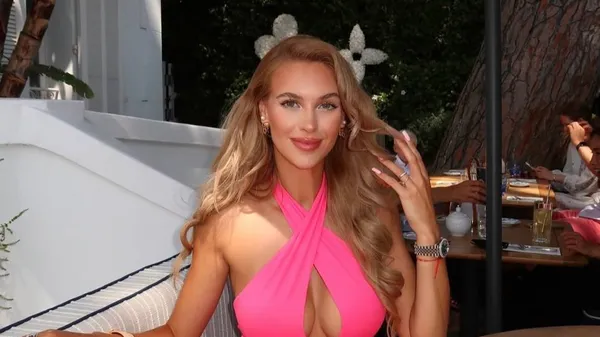 Адский соблазн в Каннах: фанатка сборной Словакии захватила Инстаграм ультрапикантным бикини