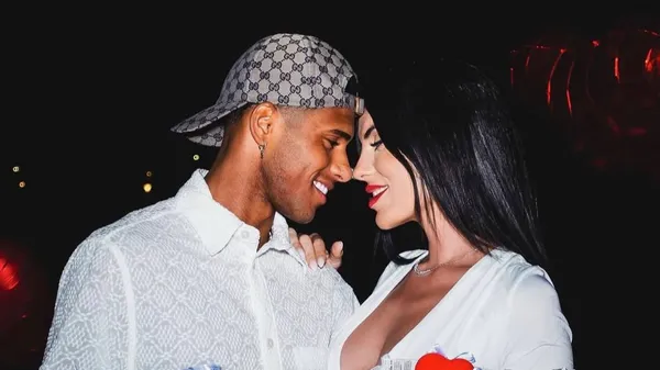 Вінісіус з вагітною коханою зачарували романтикою в Парижі – чарівна прогулянка вже трьох сердець