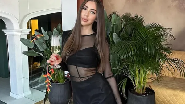 Наречена гравця Динамо зробила хід конем: екстремально короткі шорти і пікантна гра в більярд