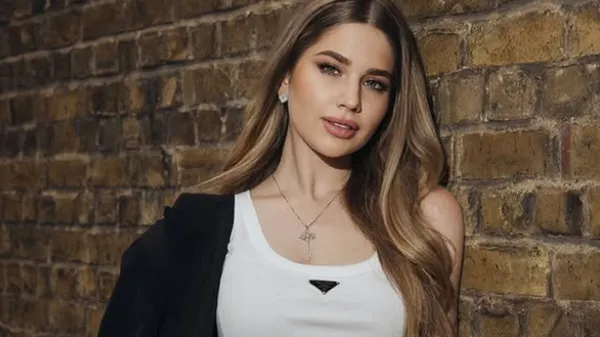 Забарная эффектно вернулась в сеть – купальник, огненный штрих и форма мечты