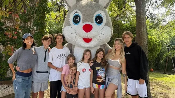 Донька Ікарді не хоче носити його прізвище – форвард віддав речі Нари та дітей чужим людям