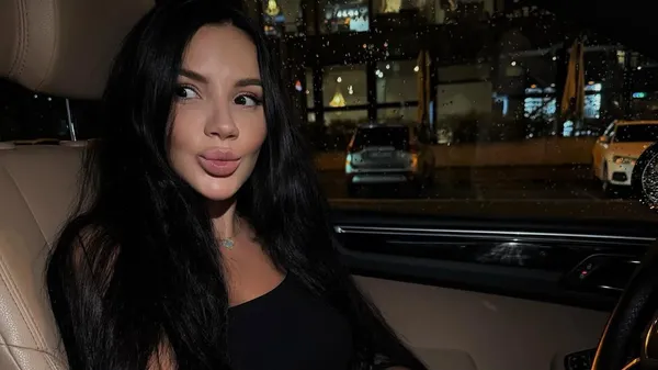 Избранница Янакова очаровала поклонников: соблазнительные кадры с завораживающими ножками