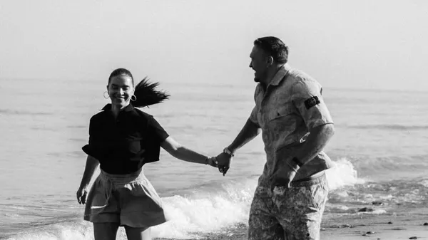 Усики на хвилях кохання зачаровують мережу – романтична зйомка на яхті розриває Інстаграм