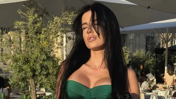 Третьякова продемонстрировала упругие ягодицы на фоне Эйфелевой башни – раскованность, которую не потушить