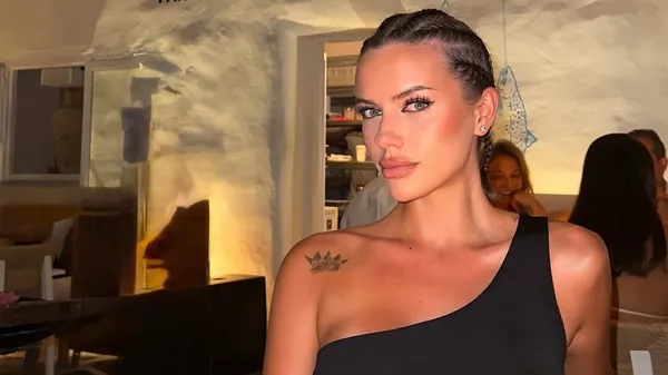 Фанатка Олимпиакоса засветила бюст и заявила – имеет семь личностей