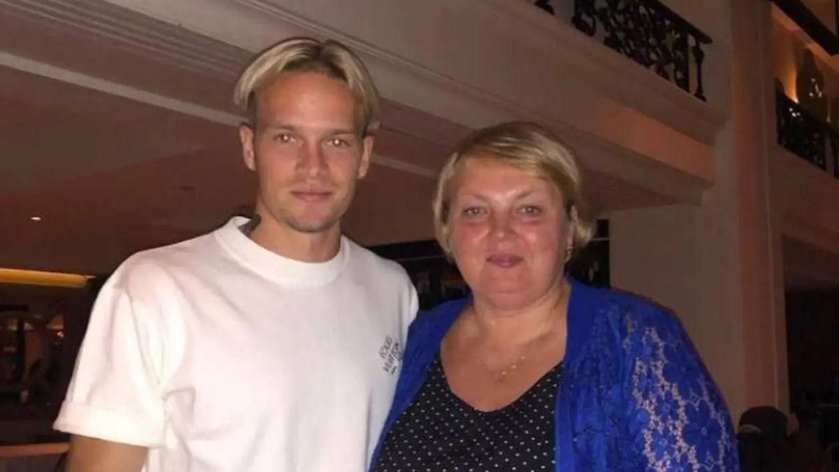 Как выглядят родители Мудрика на стиле – яркий визит к сыну в Лондон согревает душу