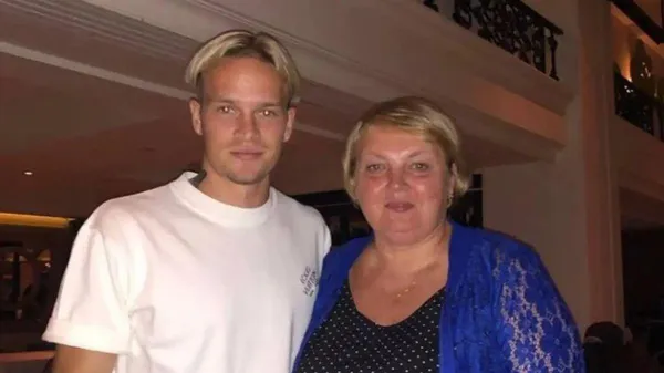 Як виглядають батьки Мудрика на стилі – яскравий візит до сина в Лондон зігріває душу