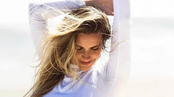 Апетитна еротика: сексапільна екс-волейболістка розбурхала мережу гарячим декольте в авто