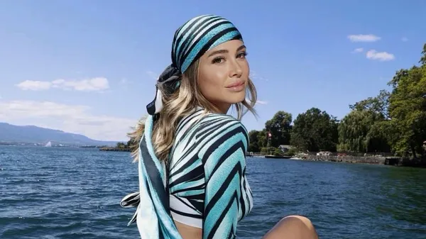 Леотта вишукано перетворила сицилійський берег на подіум краси – вогняна відпустка морської богині