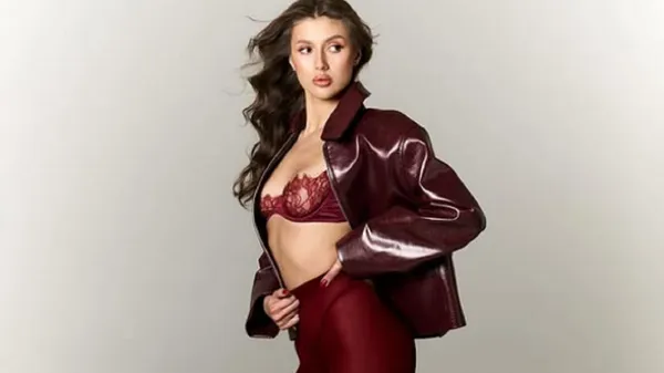 Обраниця Бескоровайного блиснула бездоганністю в особливе свято: спокуслива фотосесія захоплює