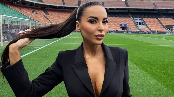 Сексуальна італійська ведуча на заході показала всім свій розкішний бюст