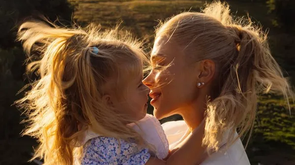 Розовая страсть и материнская любовь: жена Конопли знает, как найти баланс