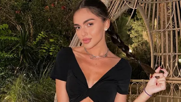 Дівчина Ваната засипана квітами й компліментами: фанати втрачають голову від неймовірної краси