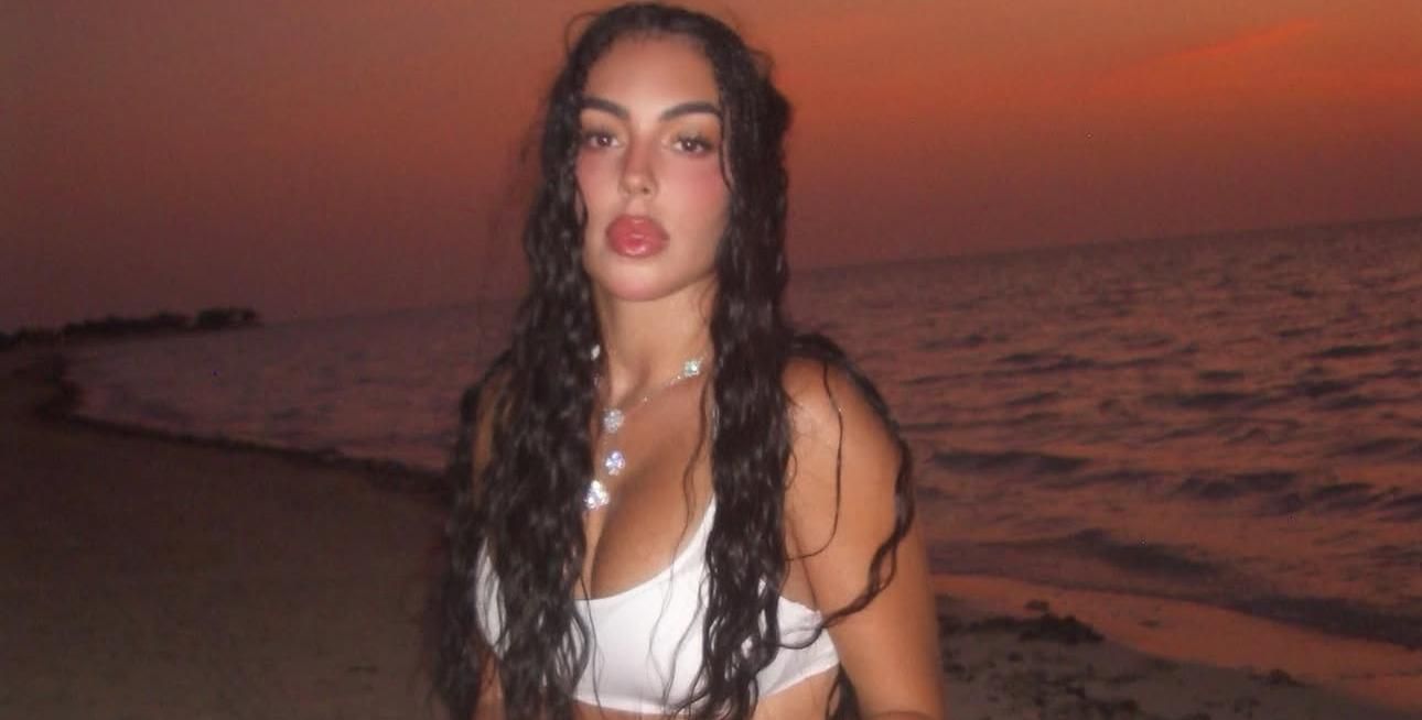 Напівоголена наречена Роналду показала спокусливість на максимум, верхи на велосипеді