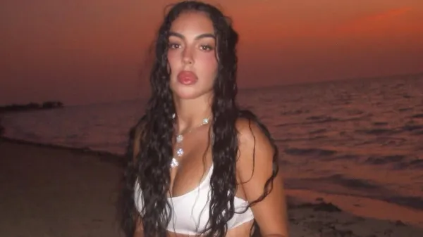 Напівоголена наречена Роналду показала спокусливість на максимум, верхи на велосипеді