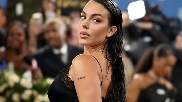 Родрігес заблищала у світлі софітів – ефектний вихід біля приватного джета