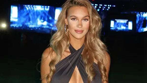 Фанатка футбола в прозрачном боди и без белья – кадры дышат дикой сексуальностью