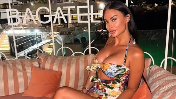 Дружина екс-зірки Динамо балує оголеними принадами і зносить мережу безмежно спокусливо