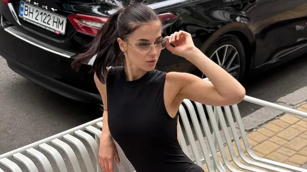 Муза Данченка звабила сміливим розрізом – жіночність на межі виклику