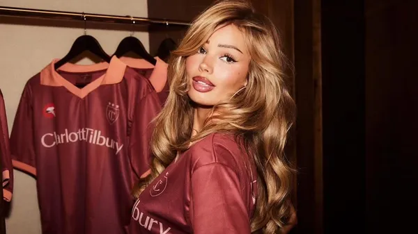 Оголила бюст у червоній сукні – колишня Беллінгема спокушає знову