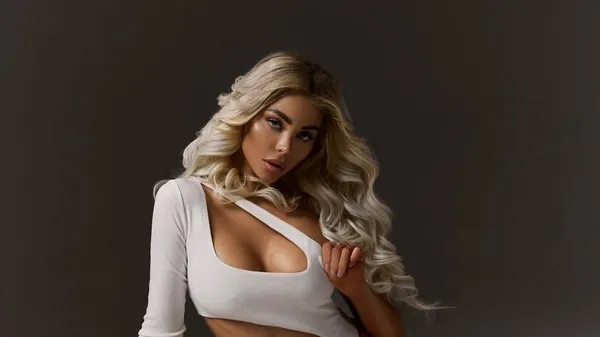 Пасія Алефіренка запалила трибуни ефектною появою – підтримує футболіста у всеозброєнні