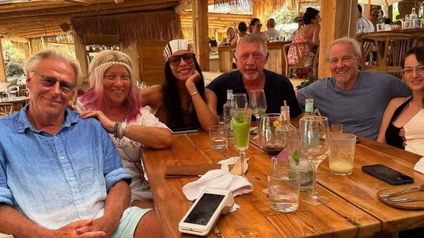 Легенды тенниса отрываются на зажигательной Ибице с гораздо более молодыми красавицами: "Одна семья"