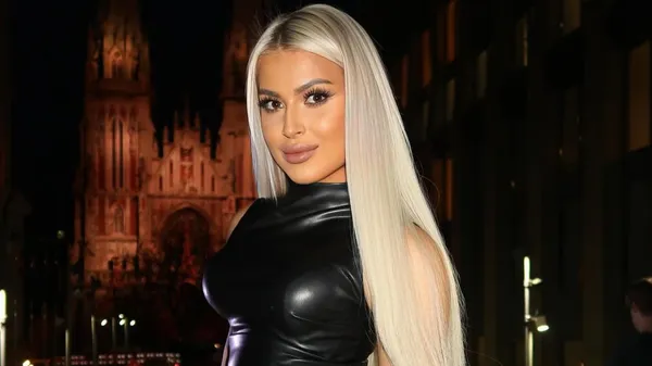 Кохана Велетня вразила фанатів новим фото: усі погляди на її пишний бюст