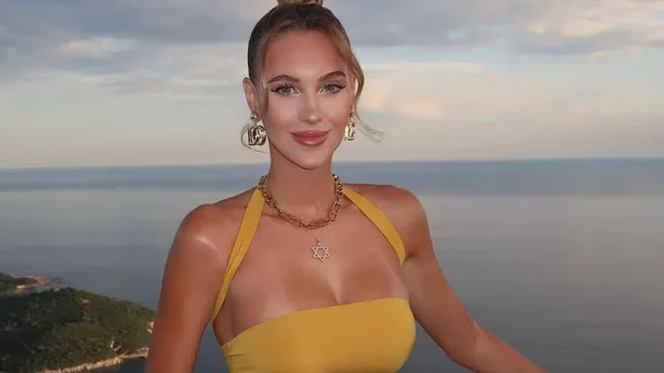 Спокуса без гальм: затята фанатка збірної Словаччини затьмарила соцмережі палкою появою