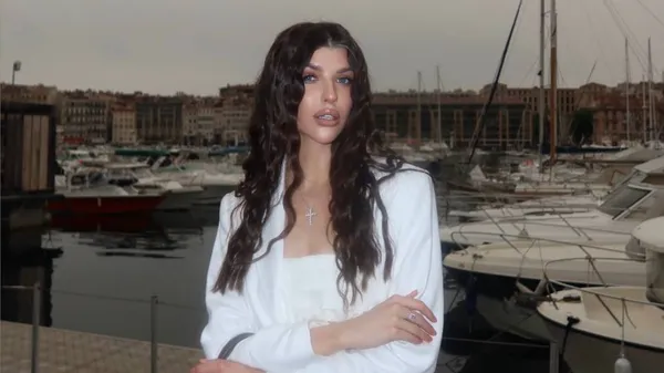 Пассия Очеретько поймала восхищенные взгляды на просторах Франции – роскошная леди среди фонтанов Лиона