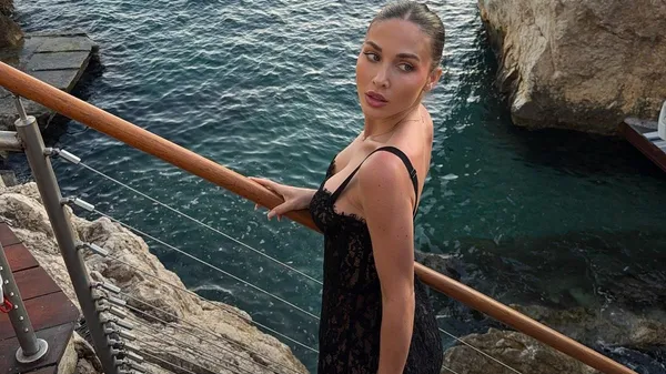 Дружина Гьотце облизує морозиво в надто еротичній появі – навіть її тінь показує суперсилу моделі