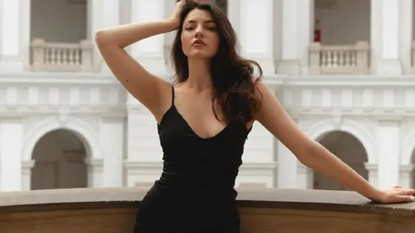 Кохана воротаря Колоса спалює погляди у білосніжному образі: вечір, який не забудуть