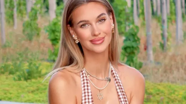 Пекельна фанатка збірної Словаччини зваблює відвертими фото своїх форм – магніт для уваги