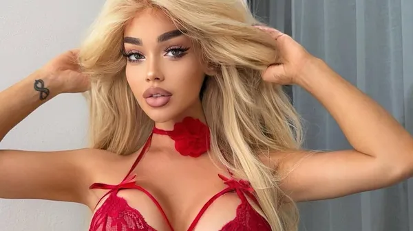 Колишня Вербіча в шкіряній білизні показала пишний бюст і спокусливі сідниці