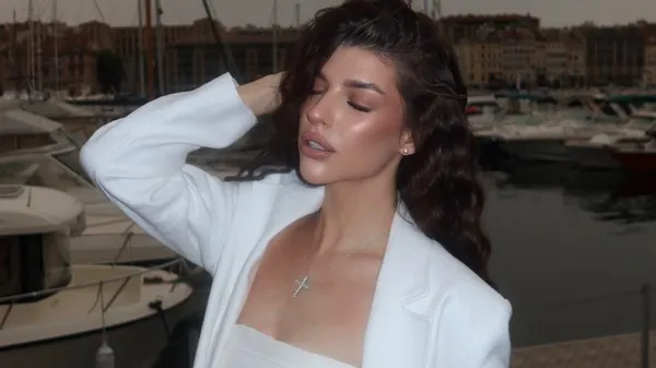 Неймовірна обраниця Очеретька постала в білому атласному корсеті – виглядає як справжня муза