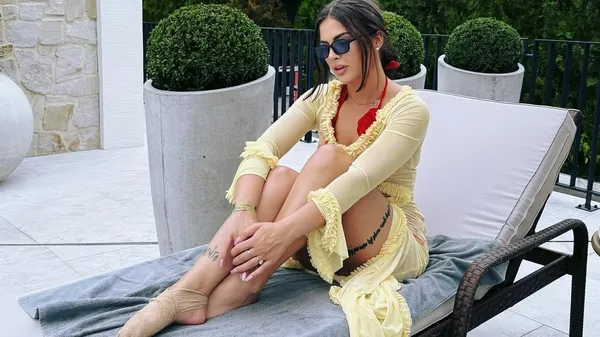 Сексі колишня Герреро оголила ноги – мокра й зваблива біля басейну