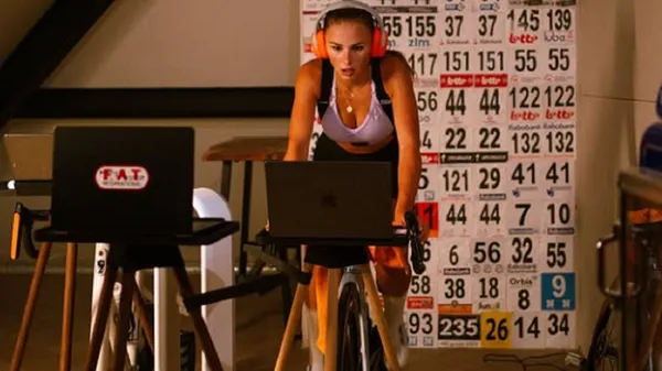 Найпікантніша велогонщиця з Нідерландів вразила космічною фігурою – все на піку зваби