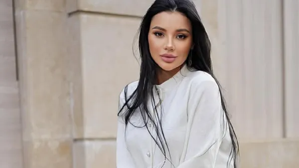 Дружина Янакова в купальнику зробила шоу: гаряча поза і максимум спокуси перед дзеркалом