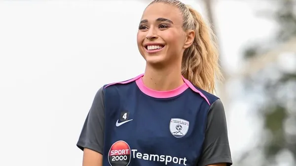 Швейцарская футболистка идеально соединила вайб отдыха и вдохновения – очарование в простоте