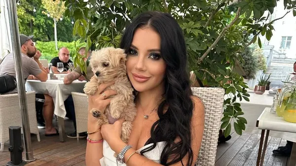 Домашний вайб с пикантным соусом: Янакова сверкнула декольте – вингер сходит с ума от красоты любимой