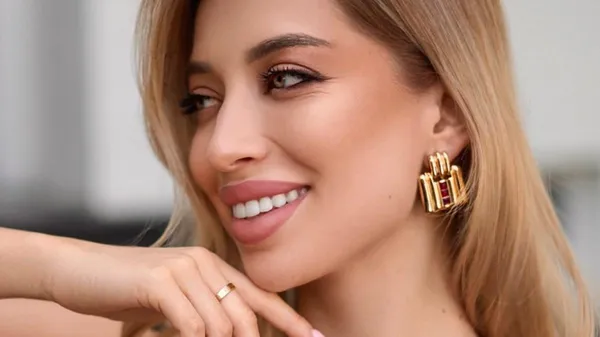 Ярмолюка из АПЛ в сборную провела огненная красотка: красное платье с глубокими вырезами крадет все взгляды