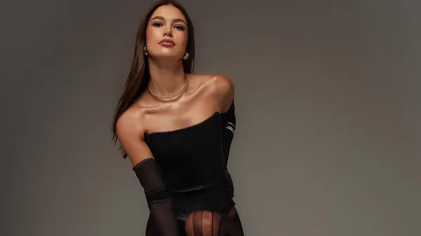 Пасія гравця Динамо феєрить у бікіні – Барселона стала її улюбленим містом, а він очей не відводить