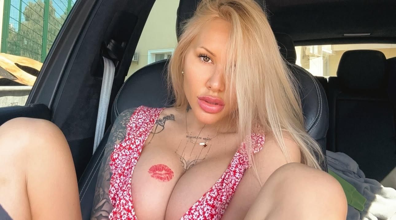 Оголена Морозюк серед десятка чоловіків в еротичній позі – поруч навіть її колишній чоловік