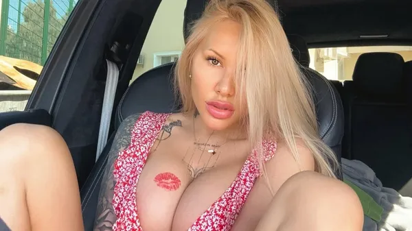 Оголена Морозюк серед десятка чоловіків в еротичній позі – поруч навіть її колишній чоловік