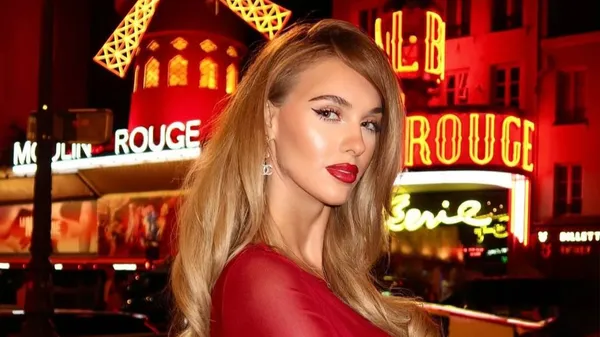 Жаркая фанатка Словакии снова обольщает бурным соблазном – взрыв красоты на просторах Парижа