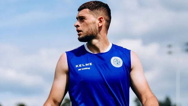 "Зайшов президент клубу, а партнер – повністю голий": футболіст УПЛ про Довбика і порвані бутси