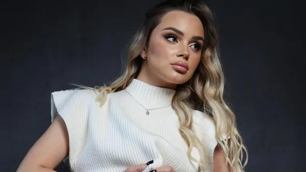 Муза Смолякова зачарувала чуттєвою фотосесією з білим конем – гармонія, ніжність і витонченість