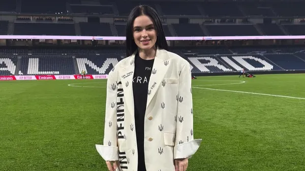 Карколомна муза Луніна – у білизняному образі з розрізом до стегна