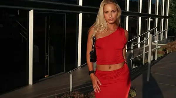 Самая красивая футболистка мира провоцирует жгучим фото в минимуме: ее силуэт все обсуждают