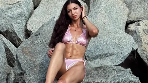 Телеведуча УПЛ з'явилася в кадрі у майже непомітному купальнику – шанувальники в захваті