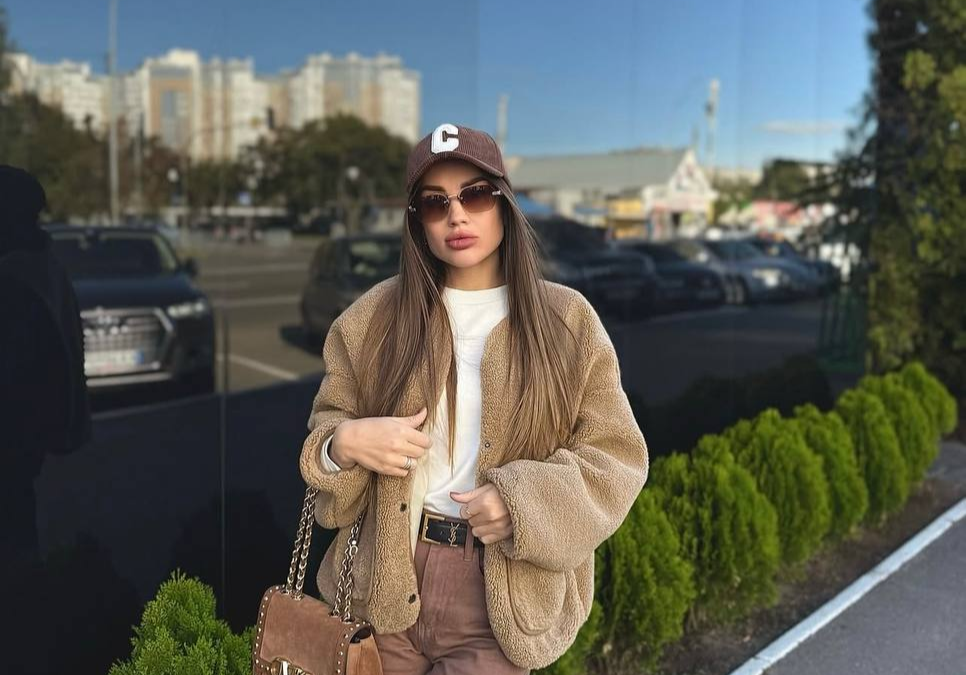 Кава, сонце й спокуса: Інстаграм вибухнув чарівною появою музи Кірюханцева